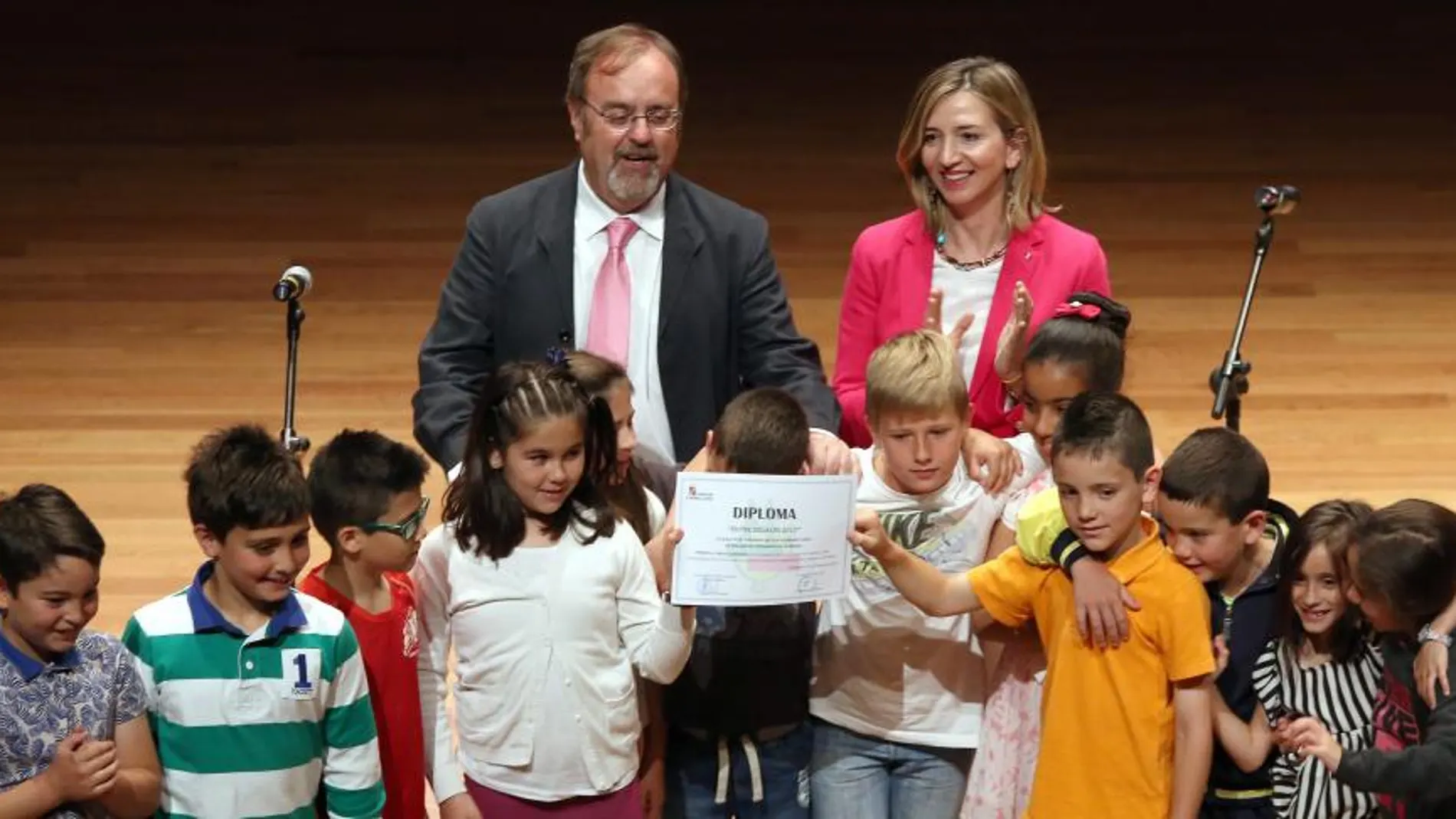 Los consejeros Alicia García y Fernando Rey entregan el premio en la categoría de dibujos al CEIP Domingo Viejo de Melgar de Fernamental (Burgos)