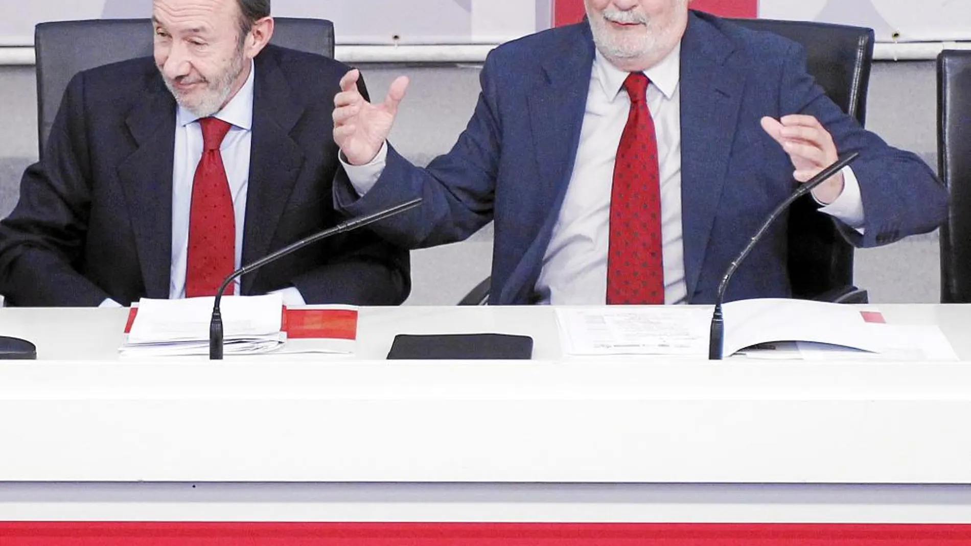 Rubalcaba ayer junto a Griñán en Ferraz
