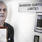 Kenneth Ásquez muestra en Gibraltar a LA RAZÓN su pasaporte británico