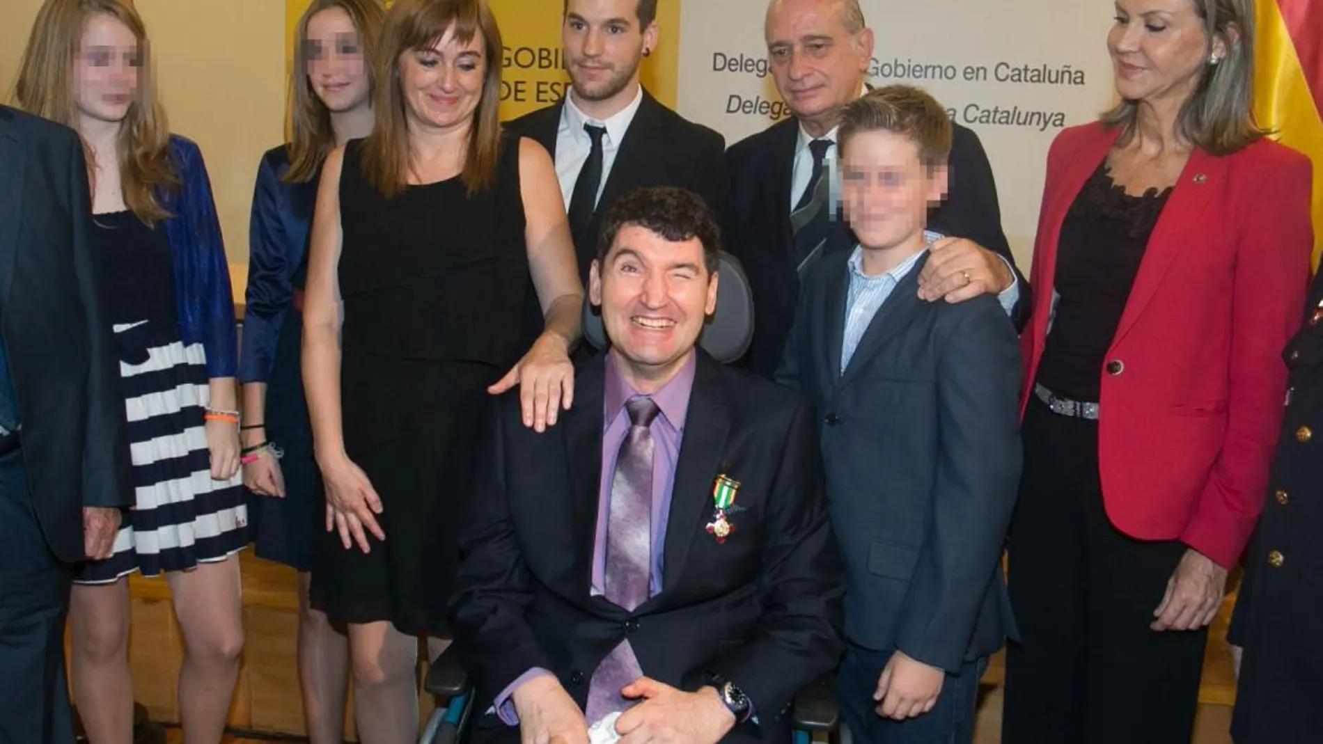 Juan José Salas, en silla de ruedas, acompañado de su familia, cuando le fue entragada la Cruz al Mérito Policial en 2013 por el entonces ministro del Interior Fernández Díaz. Shooting.