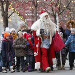 Un Santa Claus el pasado martes en la Plaza Roja de Moscú, rodeado de niños