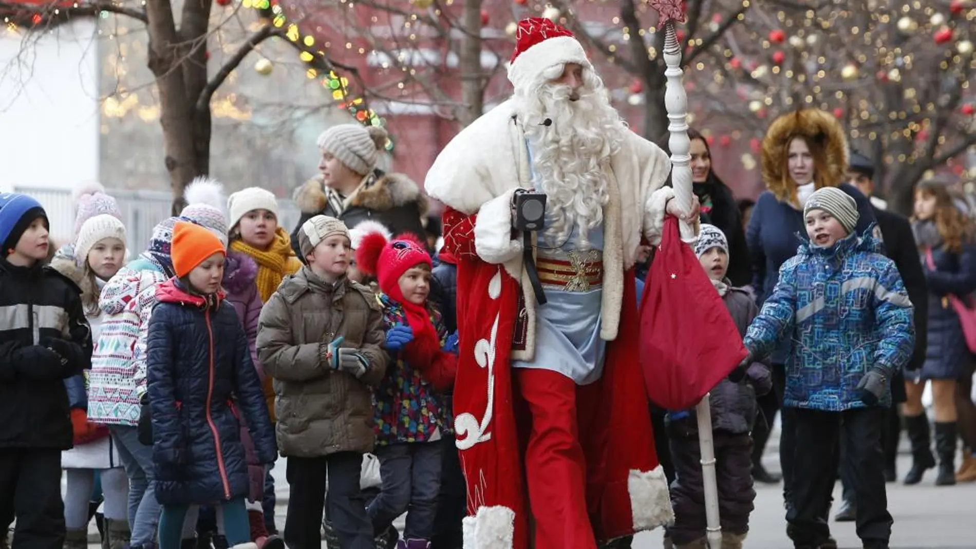 Un Santa Claus el pasado martes en la Plaza Roja de Moscú, rodeado de niños