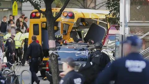 El vehículo colisionó con un autobús escolar