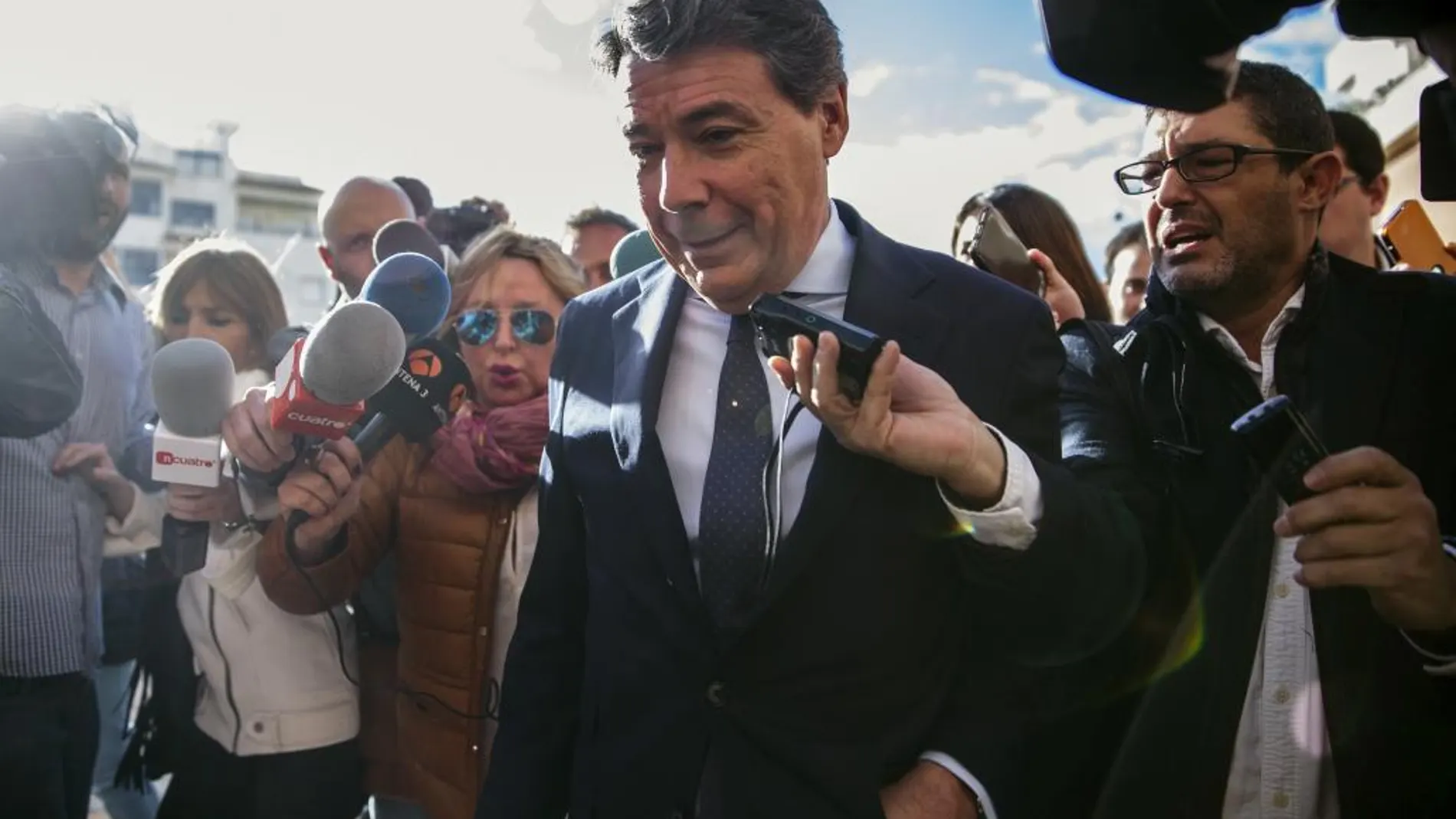 Ignacio González es abordado por los periodistas a su llegada al Juzgado de Instrucción número 5 de Estepona.