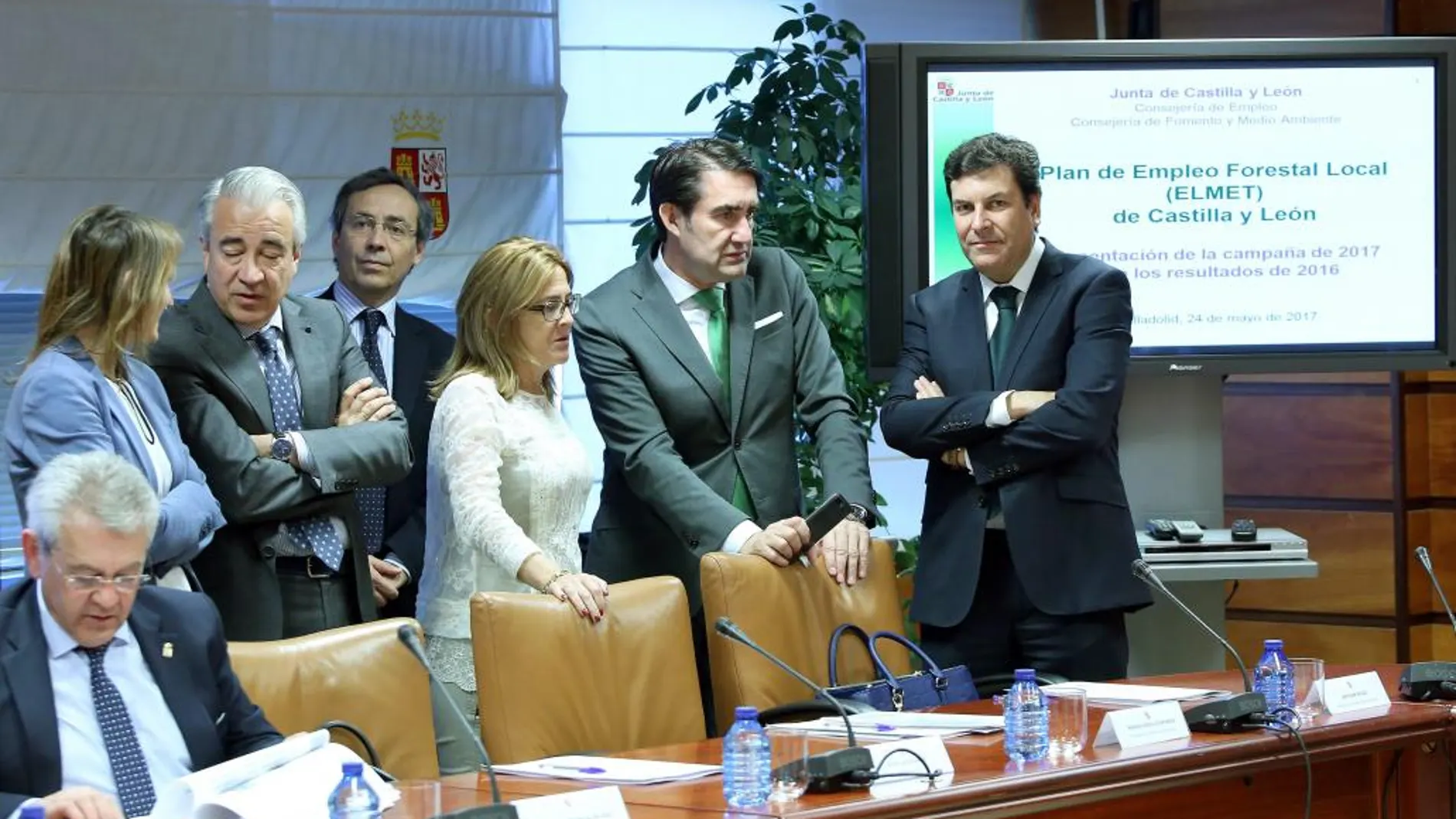Los consejeros de Empleo y Fomento, Carlos Fernández Carriedo y Juan Carlos Suárez-Quiñones, y presidentes y representantes de las diputaciones
