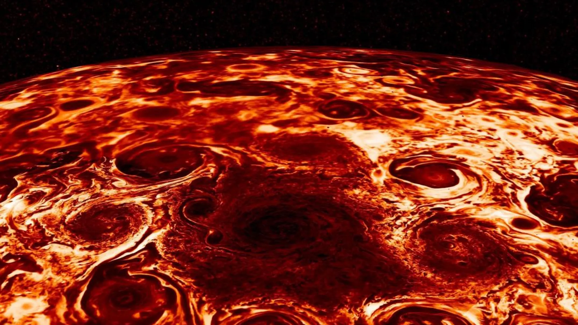 Fotografía facilitada por la NASA, de los ciclones gigantes que sus científicos responsables de la misión Juno han encontrado en el polo norte de Júpiter, datos que revelan irregularidades inesperadas, regiones con un campo magnético más intenso y diferencias apreciables entre el polo norte y el sur