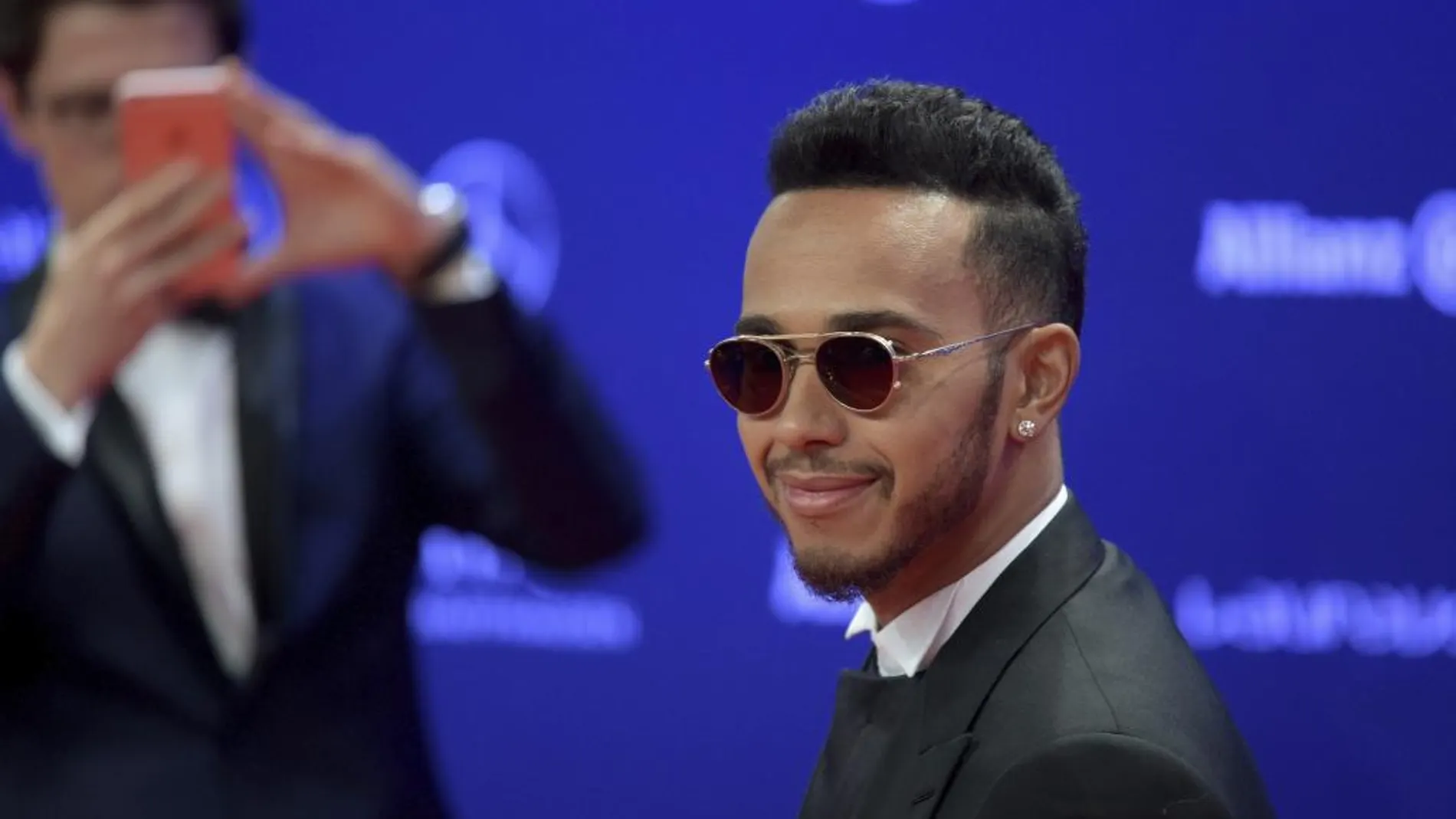 El piloto británico de Fórmula Uno, Lewis Hamilton a su llegada a la gala de los Premios Laureus celebrada el lunes en Berlín