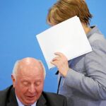 Angela Merkel pasa ante el diputado de la CDU Eckhardt Rehberg ayer, en la convención del partido en Kuehlungsborn