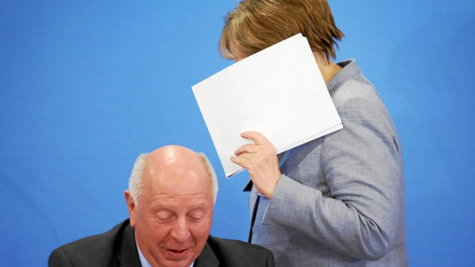 Angela Merkel pasa ante el diputado de la CDU Eckhardt Rehberg ayer, en la convención del partido en Kuehlungsborn