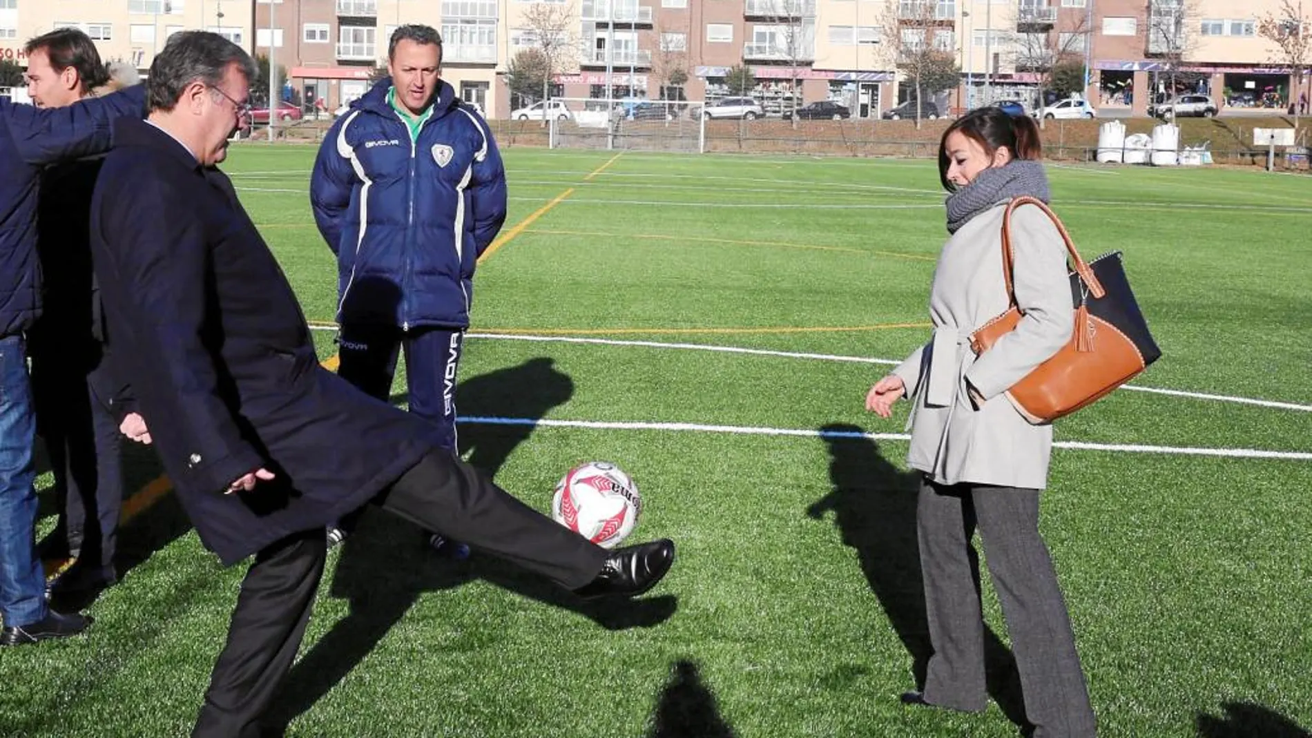 El alcalde de León da un pase a la portavoz de Ciudadanos, Gema Villarroel, ante la mirada atenta del entrenador