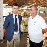 Ángel Moretón y Felipe González en el Mercado del Val momentos antes de firmar el acuerdo de colaboración