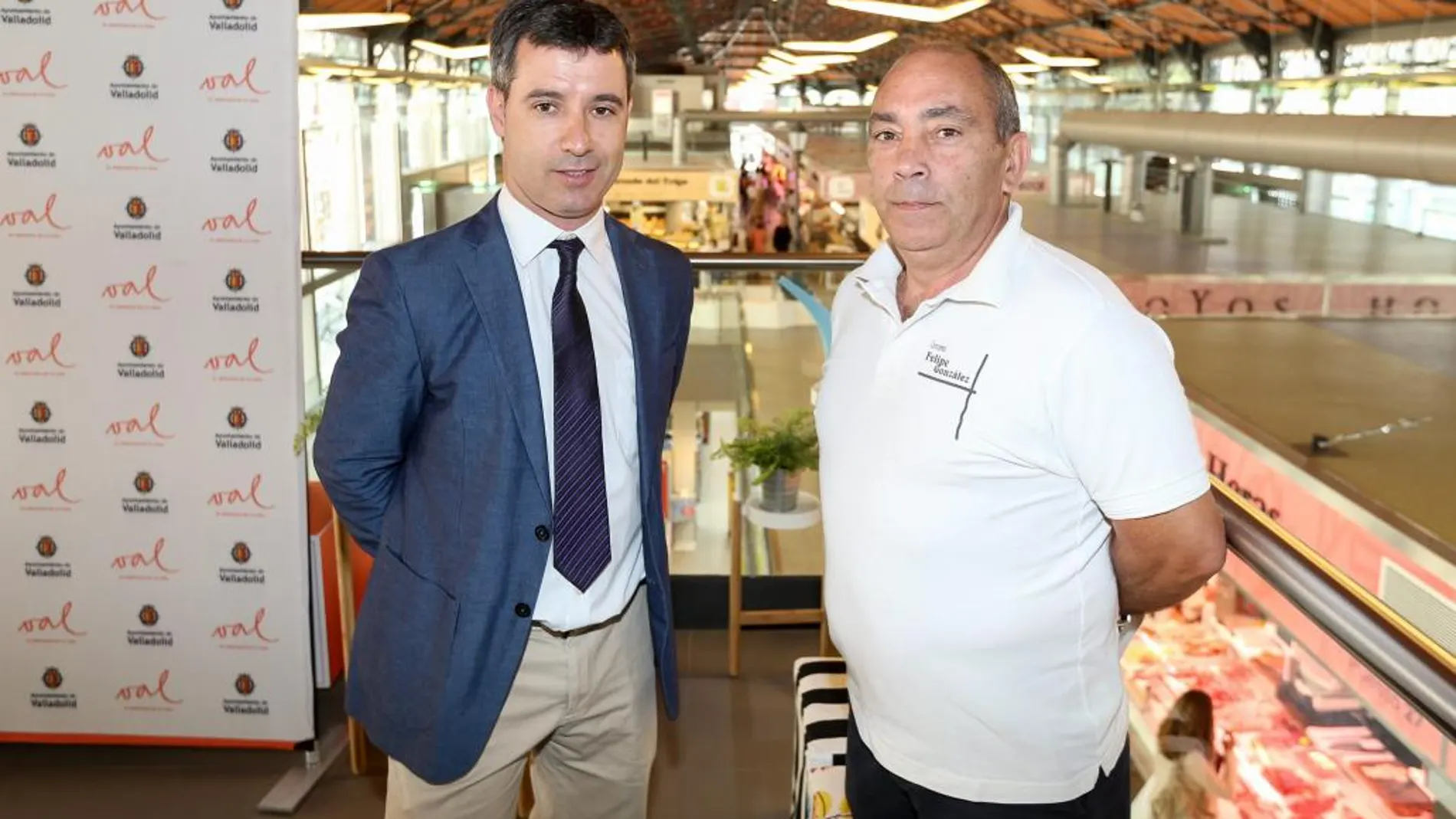 Ángel Moretón y Felipe González en el Mercado del Val momentos antes de firmar el acuerdo de colaboración
