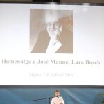 Uno de los nietos de José Manuel Lara Bosch no pudo contener la emoción cuando habló de su abuelo. La familia tuvo un papel primordial en el homenaje al editor