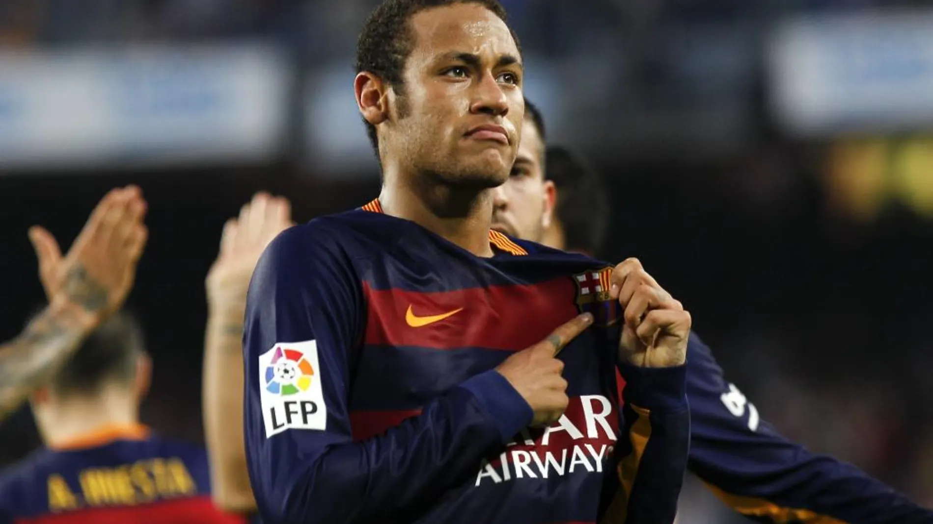 El delantero brasileño del Barcelona, Neymar da Silva, celebra su segundo gol, el tercero de su equipo, ante el Villarreal CF