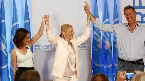 La presidenta de la Comunidad, Cristina Cifuentes, ayer en San Lorenzo del Escorial con Andrea Levy y Xabier García Albiol