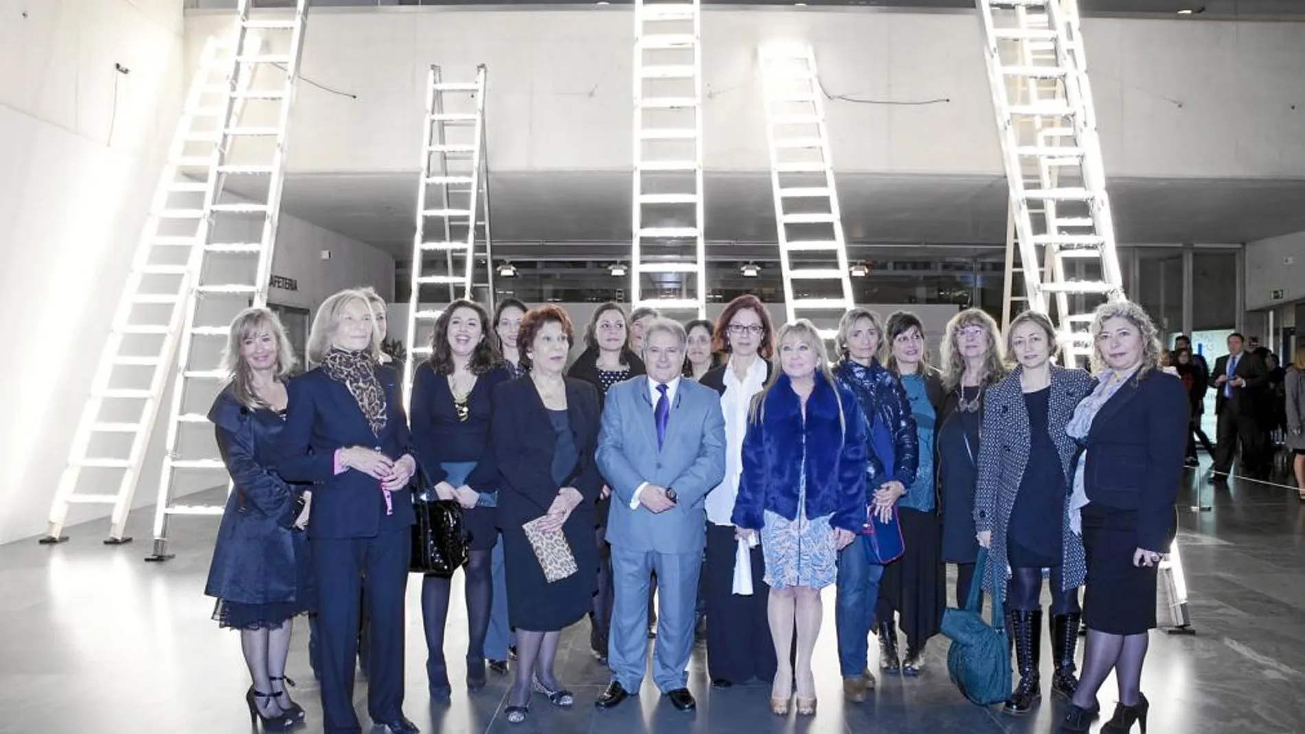 El presidente de la Diputacion de Valencia, Alfonso Rus, junto a las 22 artistas que exponen en el Muvim, el día de la inauguración de la muestra, «Universo poliédrico. Mujeres, miradas, propuestas»
