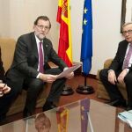 Mariano Rajoy Brey junto al Presidente de la Comisión Europea, Jean-Claude Juncker y el jefe de la Oficina Económica del presidente del Gobierno, Álvaro Nadal.