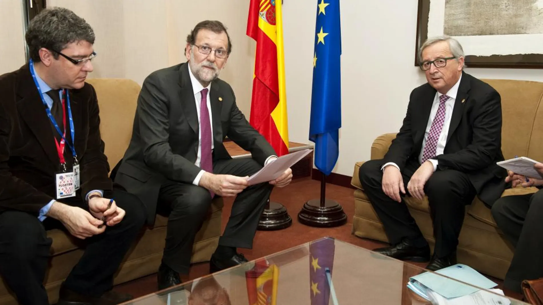 Mariano Rajoy Brey junto al Presidente de la Comisión Europea, Jean-Claude Juncker y el jefe de la Oficina Económica del presidente del Gobierno, Álvaro Nadal.