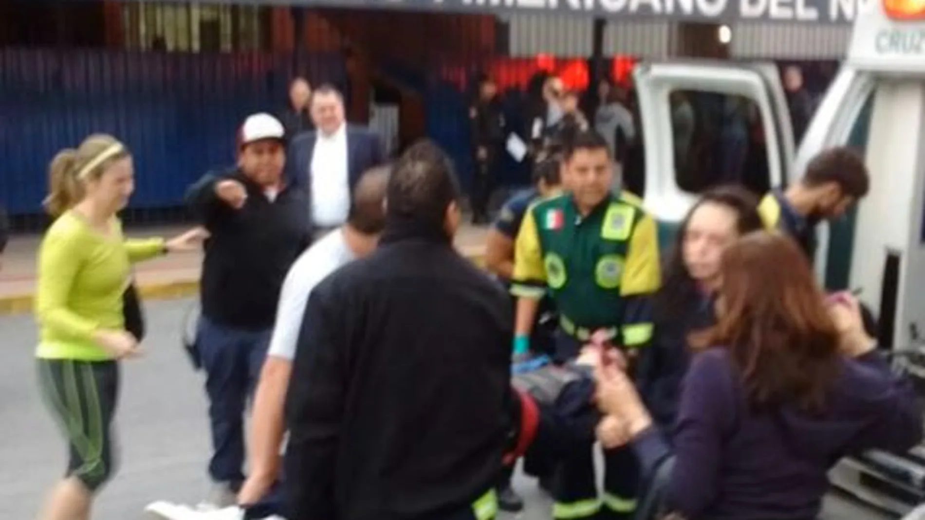 Captura de vídeo de la evacuación de uno de los heridos