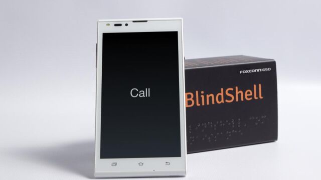 Fotografía facilitada por Foxconn de BlindShell, el primer móvil con monitor táctil apto para invidentes, diseñado por un equipo de la Universidad Politécnica de Praga (CVUT) y que saldrá en breve al mercado
