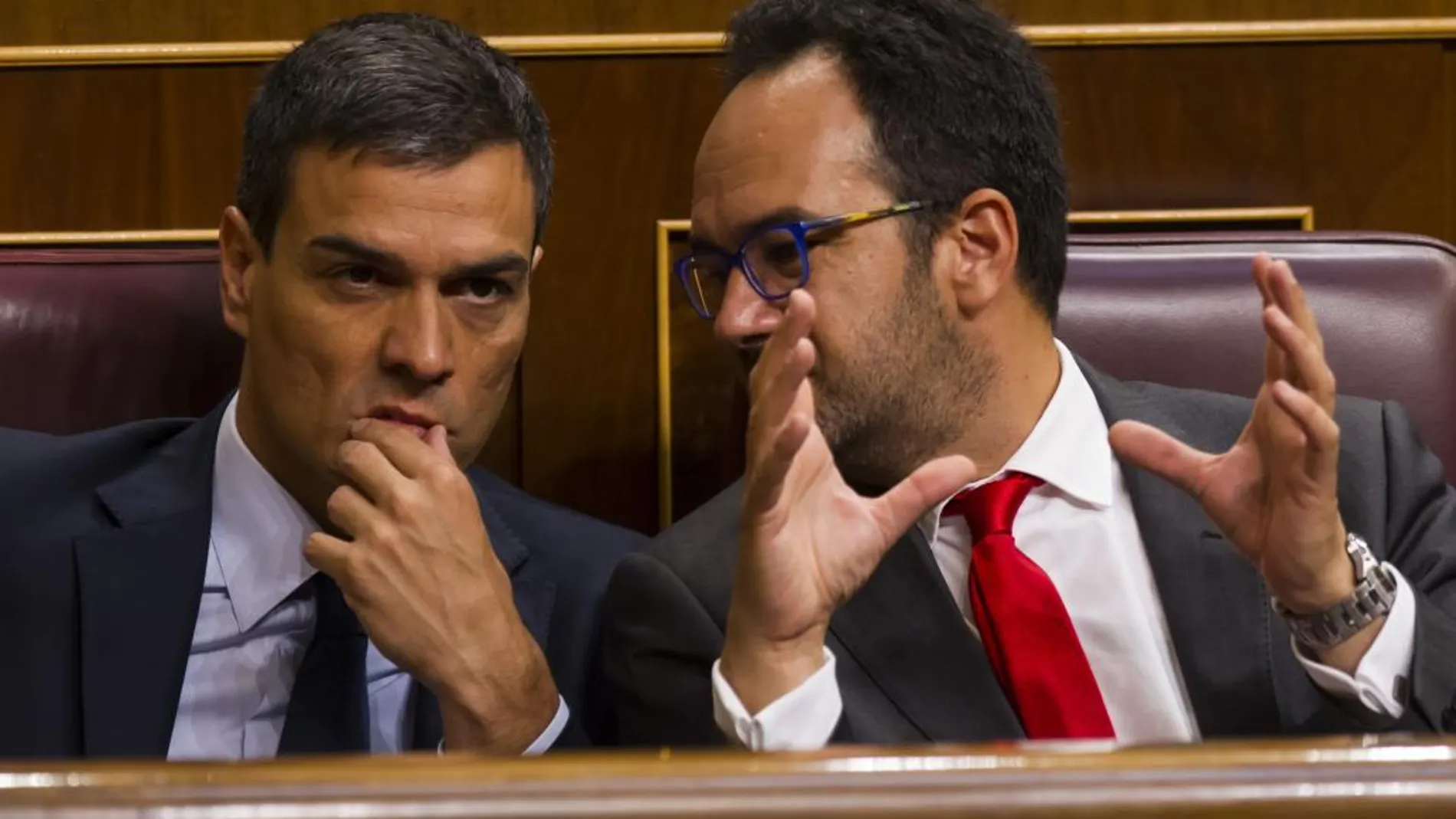 El recién elegido secretario general del PSOE, Pedro Sánchez, junto al todavía portavoz Antonio Hernando en una imagen de archivo