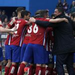 Juanfran celebra con sus compañeros; Germán Burgos y Simeone el gol marcado.