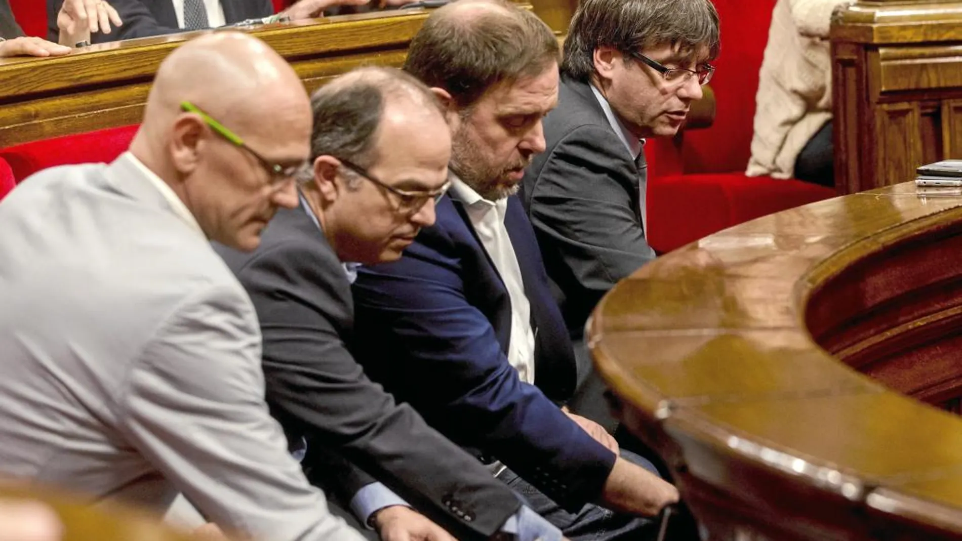 En la imagen, Carles Puigdemont, Oriol Junqueras, Jordi Turull y Raül Romeva, ayer en el último pleno antes del periodo vacacional