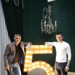 El ex jugador de balonmano Enric Masip posa con su hijo