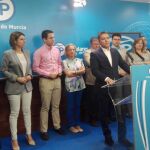 El secretario de Agua, Jesús Cano, con los representantes del PP en materia de Medio Ambiente, ayer en la sede