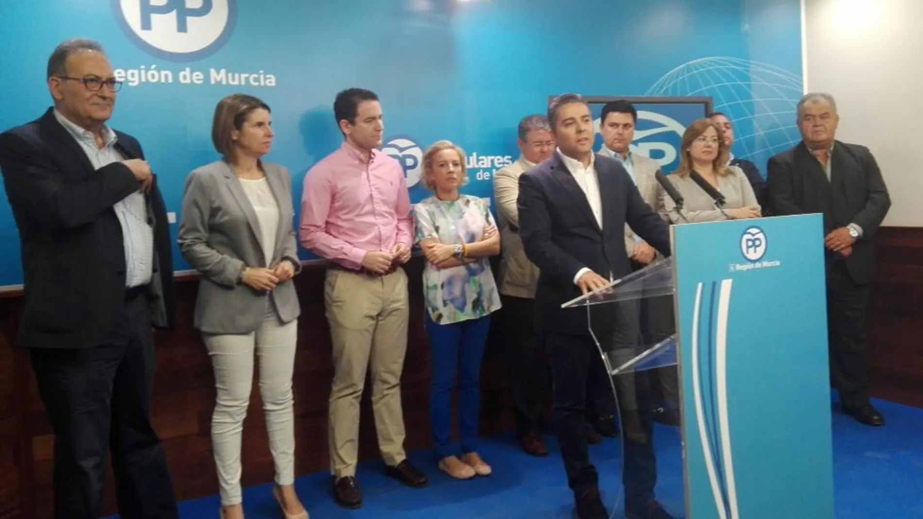 El secretario de Agua, Jesús Cano, con los representantes del PP en materia de Medio Ambiente, ayer en la sede