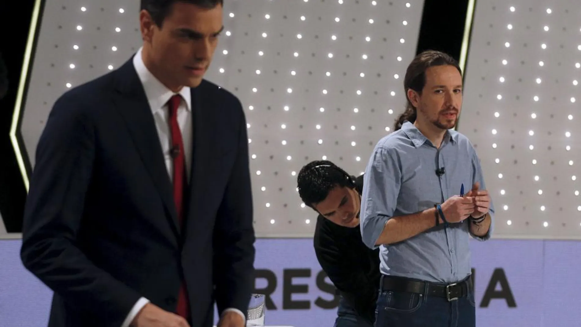 Pablo Iglesias (derecha) y Pedro Sanchez, antes de comenzar el debate