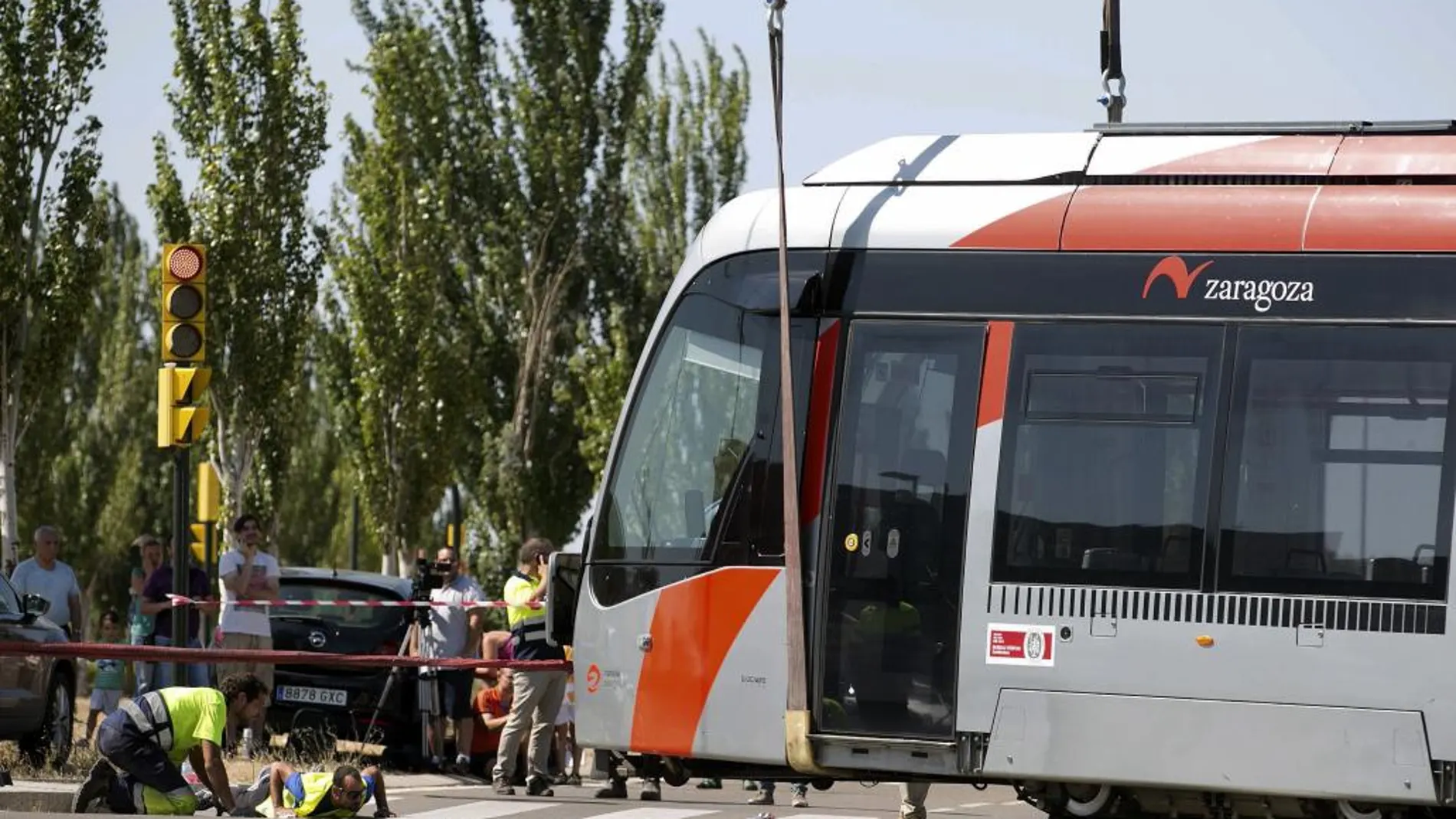 Técnicos de la empresa Tranvías de Zaragoza intentan devolver a las vías el convoy