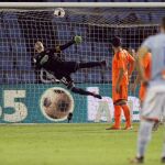 El portero del Valencia Jaume Domènech encaja el segundo gol del Celta, marcado por el delantero danés Pione Sisto