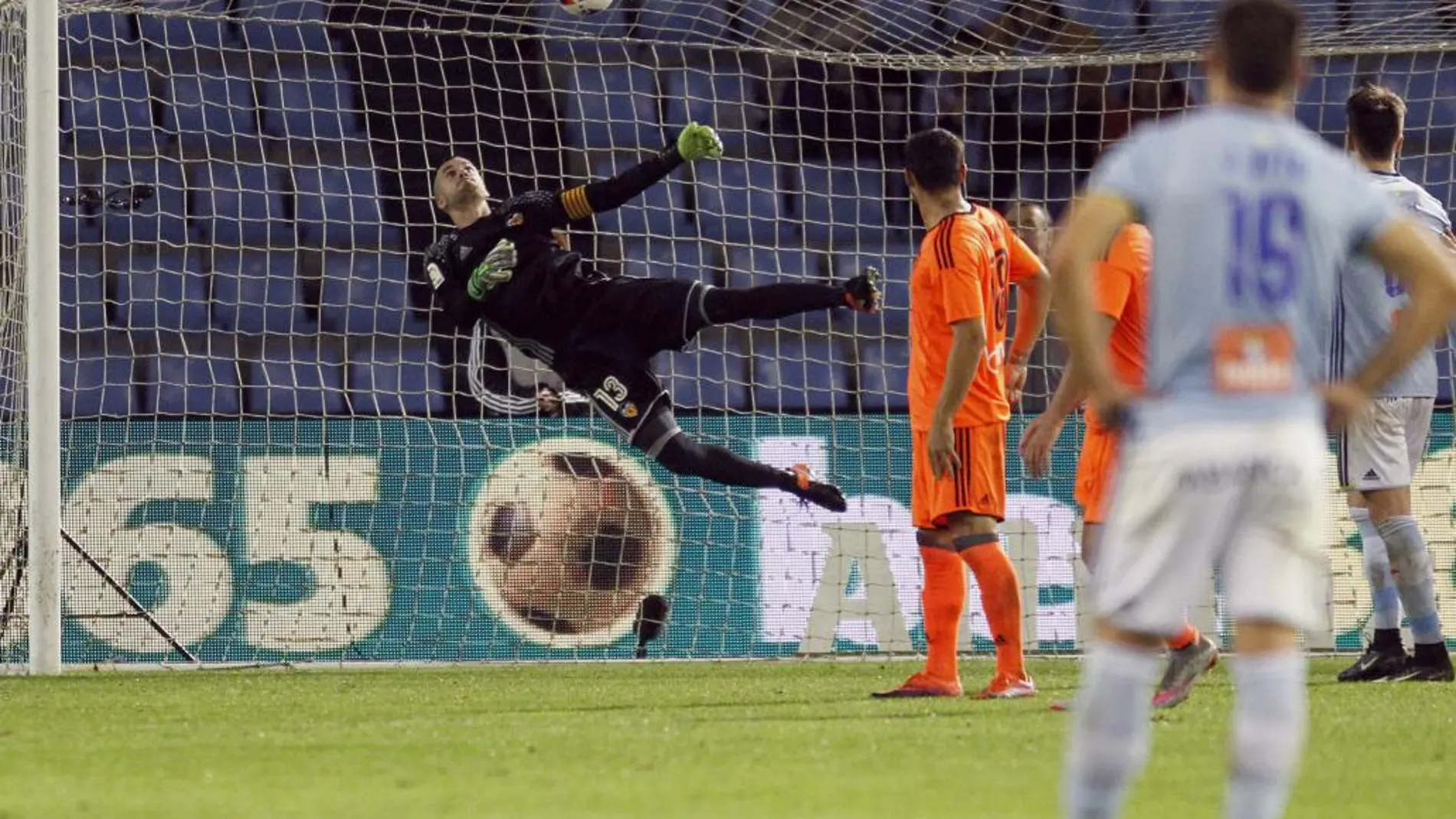El portero del Valencia Jaume Domènech encaja el segundo gol del Celta, marcado por el delantero danés Pione Sisto