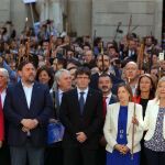 l presidente de la Generalitat, Carle Puigdemont (c) junto al vicepresident del Govern Oriol Junqueras (2i) y la presidenta del Parlament Carme Forcadell (3d)