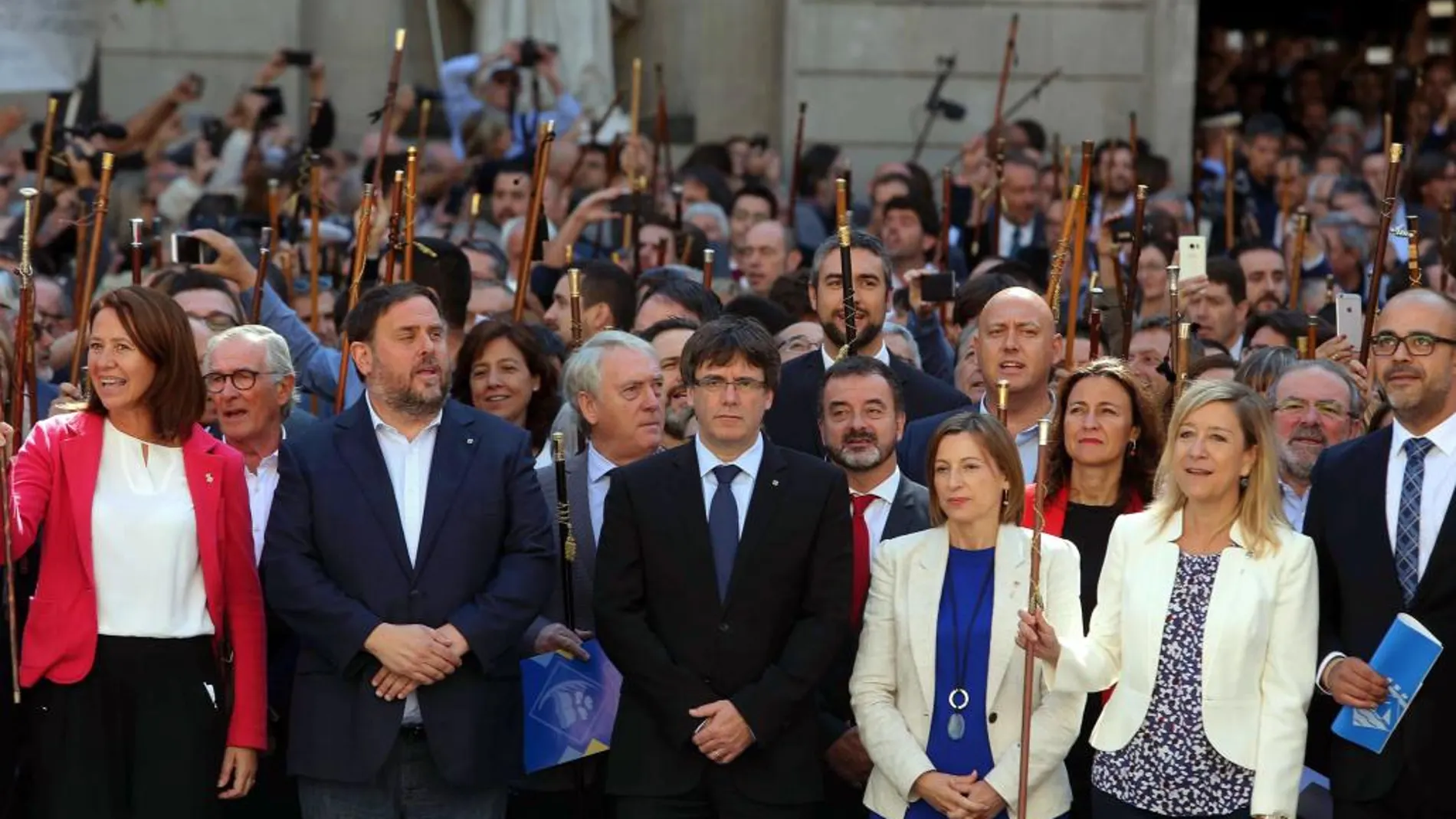 l presidente de la Generalitat, Carle Puigdemont (c) junto al vicepresident del Govern Oriol Junqueras (2i) y la presidenta del Parlament Carme Forcadell (3d)