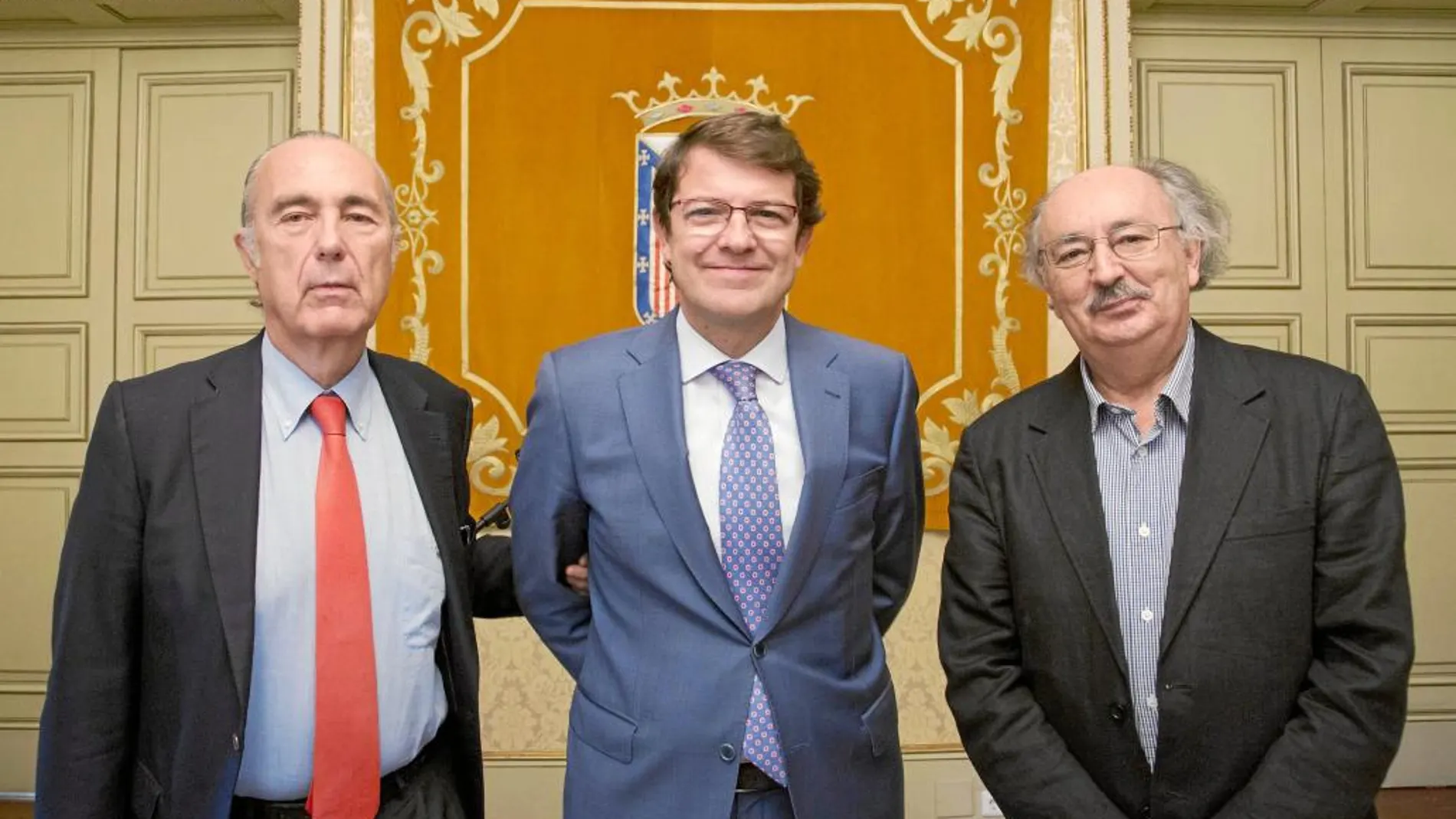 Los dos presidentes del jurado, Luis Alberto de Cuenca y Antonio Colinas, junto al alcalde Alfonso Fernández Mañueco