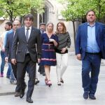 Puigdemont y Junqueras se reunieron ayer en el Palau con los partidos que apoyan el referéndum