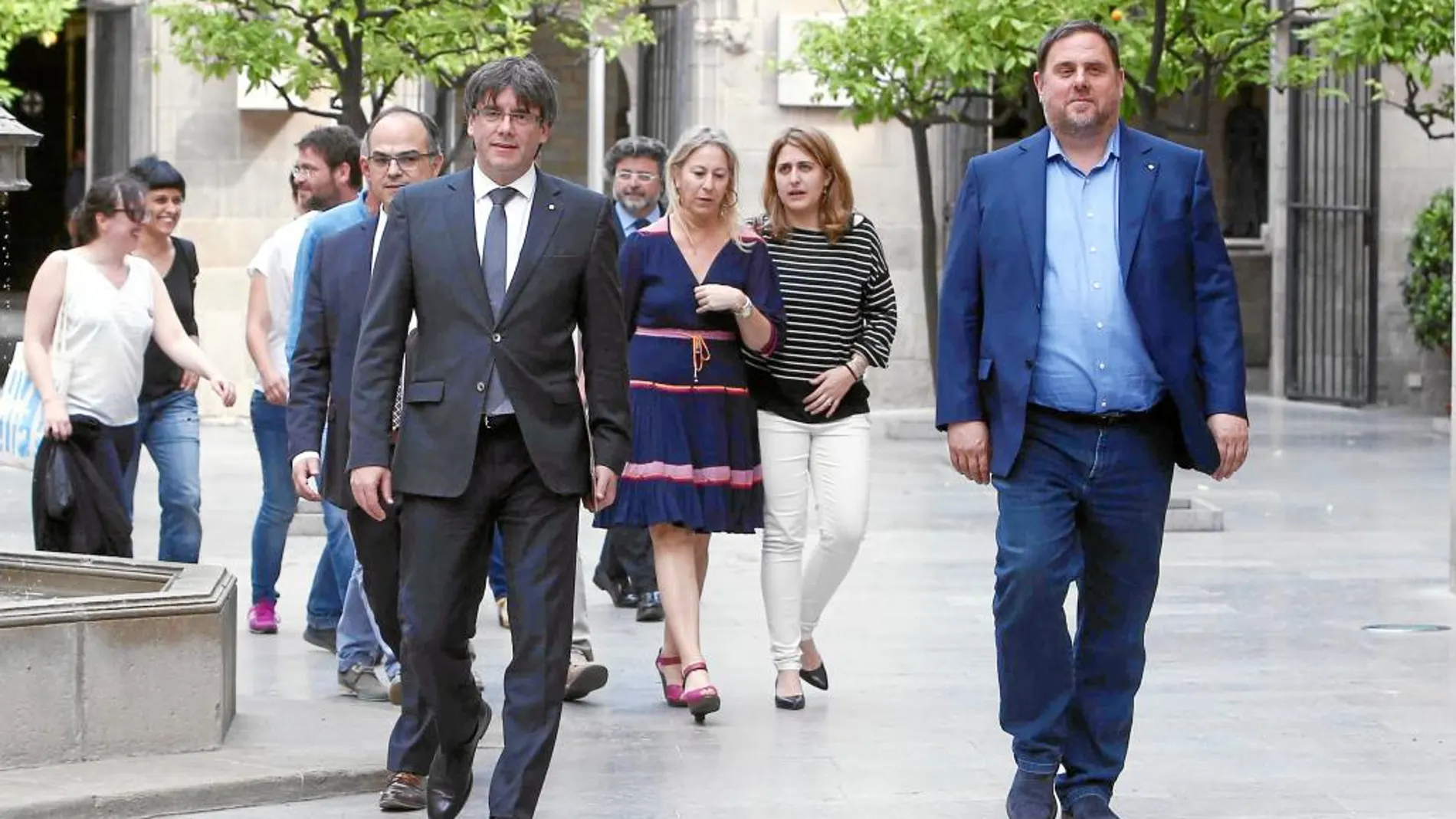 Puigdemont y Junqueras se reunieron ayer en el Palau con los partidos que apoyan el referéndum