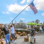 Marines de la 26ª Unidad Expedicionaria de Infantería ayudan a distribuir comida y suministros