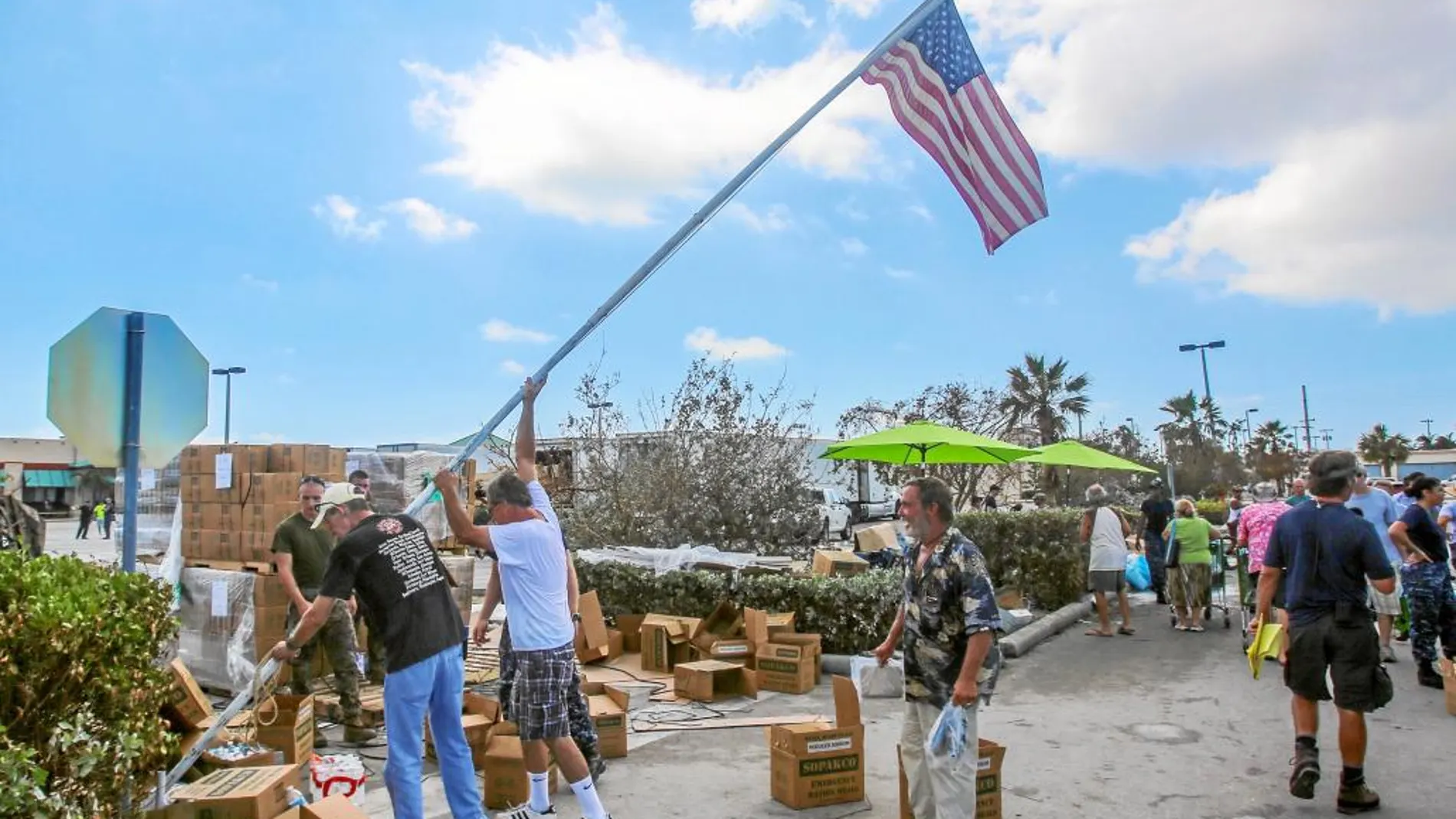 Marines de la 26ª Unidad Expedicionaria de Infantería ayudan a distribuir comida y suministros