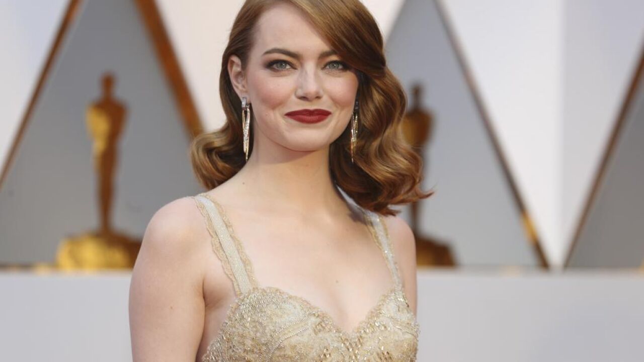 Emma Stone ense a su impresionante anillo de compromiso