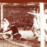 Los jugadores del Madrid piden un gol en un encuentro de la cuarta edición de la Copa de Europa
