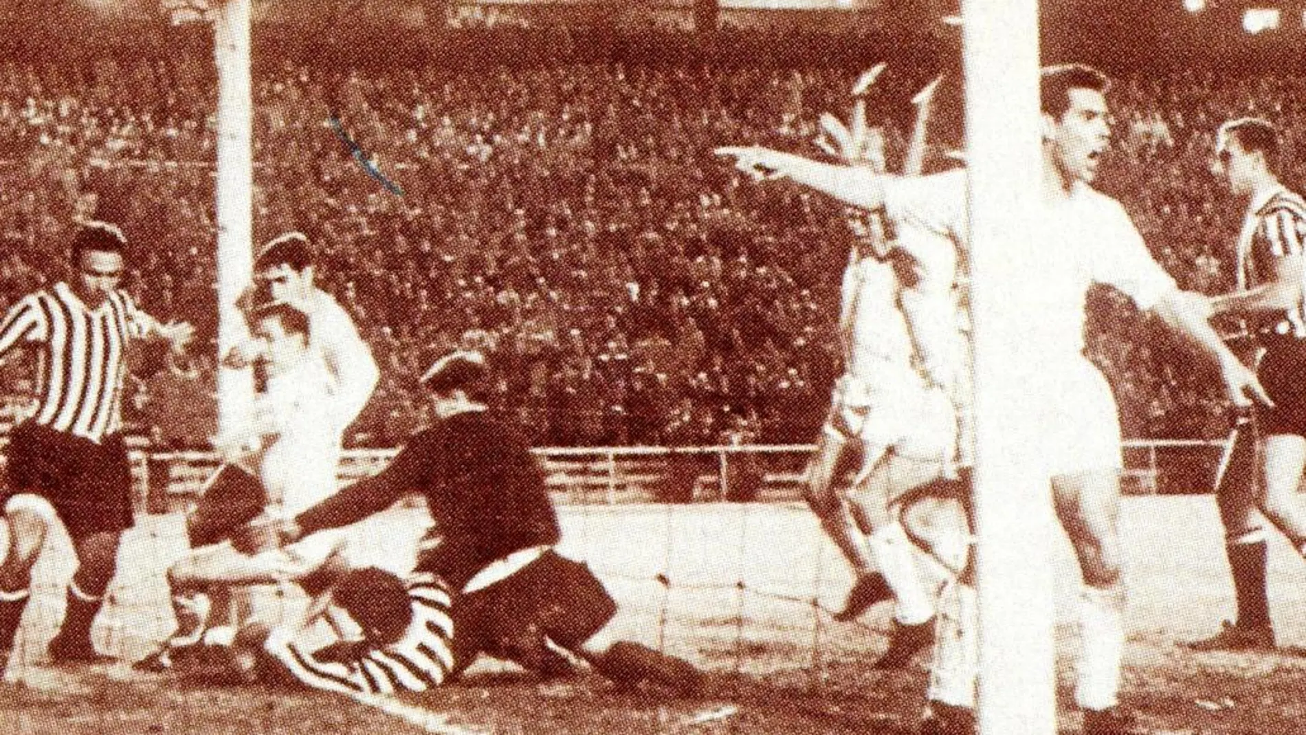 Los jugadores del Madrid piden un gol en un encuentro de la cuarta edición de la Copa de Europa