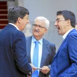 Juan Marín, Manuel Jiménez Barrios y Mario Jiménez, ayer en el Parlamento andaluz