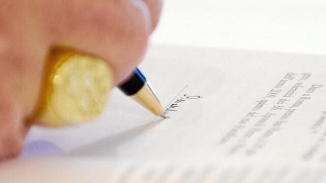 El Pontífice firma una de las numerosas obras que ha escrito a lo largo de toda su trayectoria
