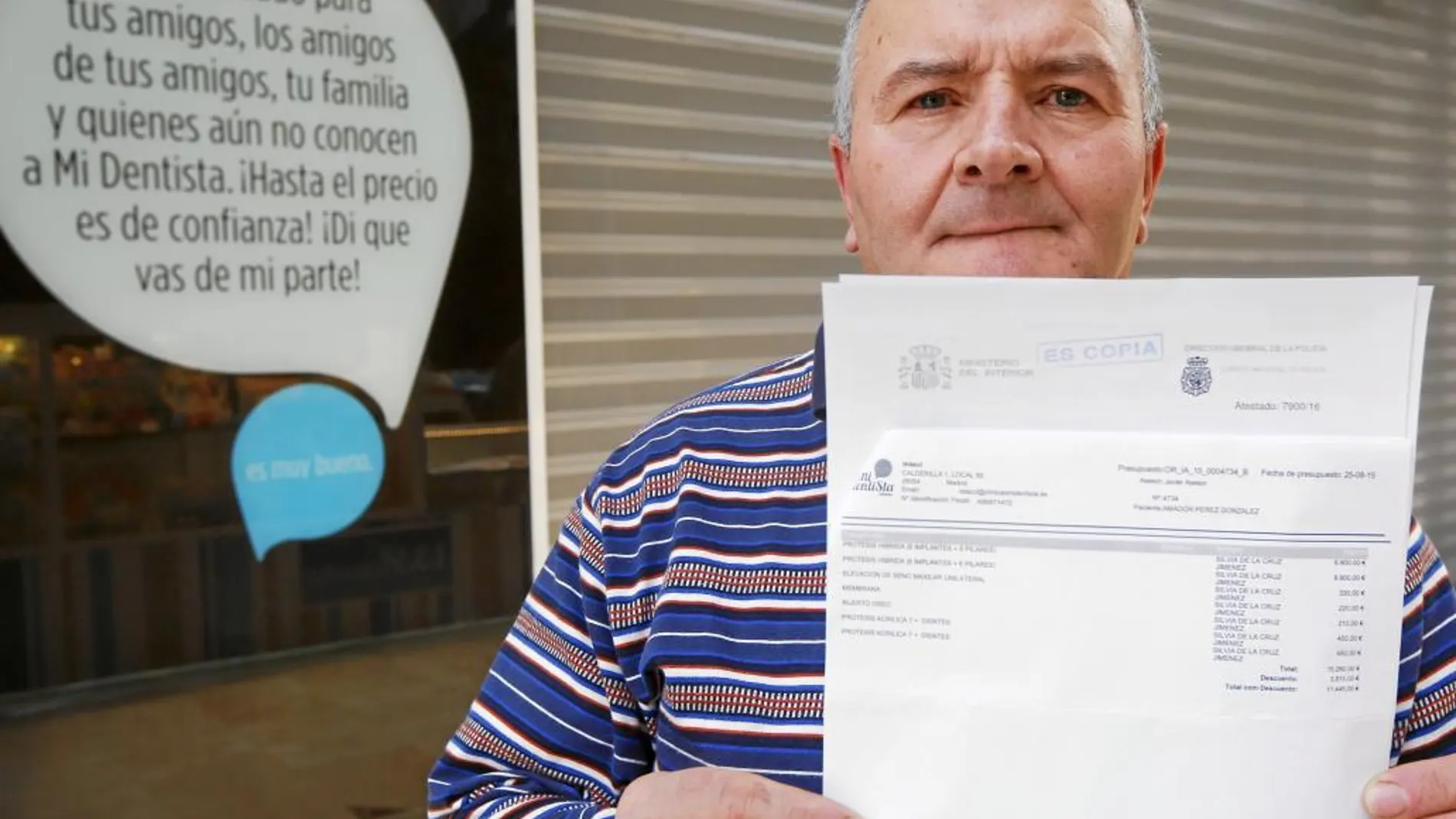 Amador, uno de los afectados, con el presupuesto de 12.000 euros que ya pagó a la clínica Mi Dentista en Islazul