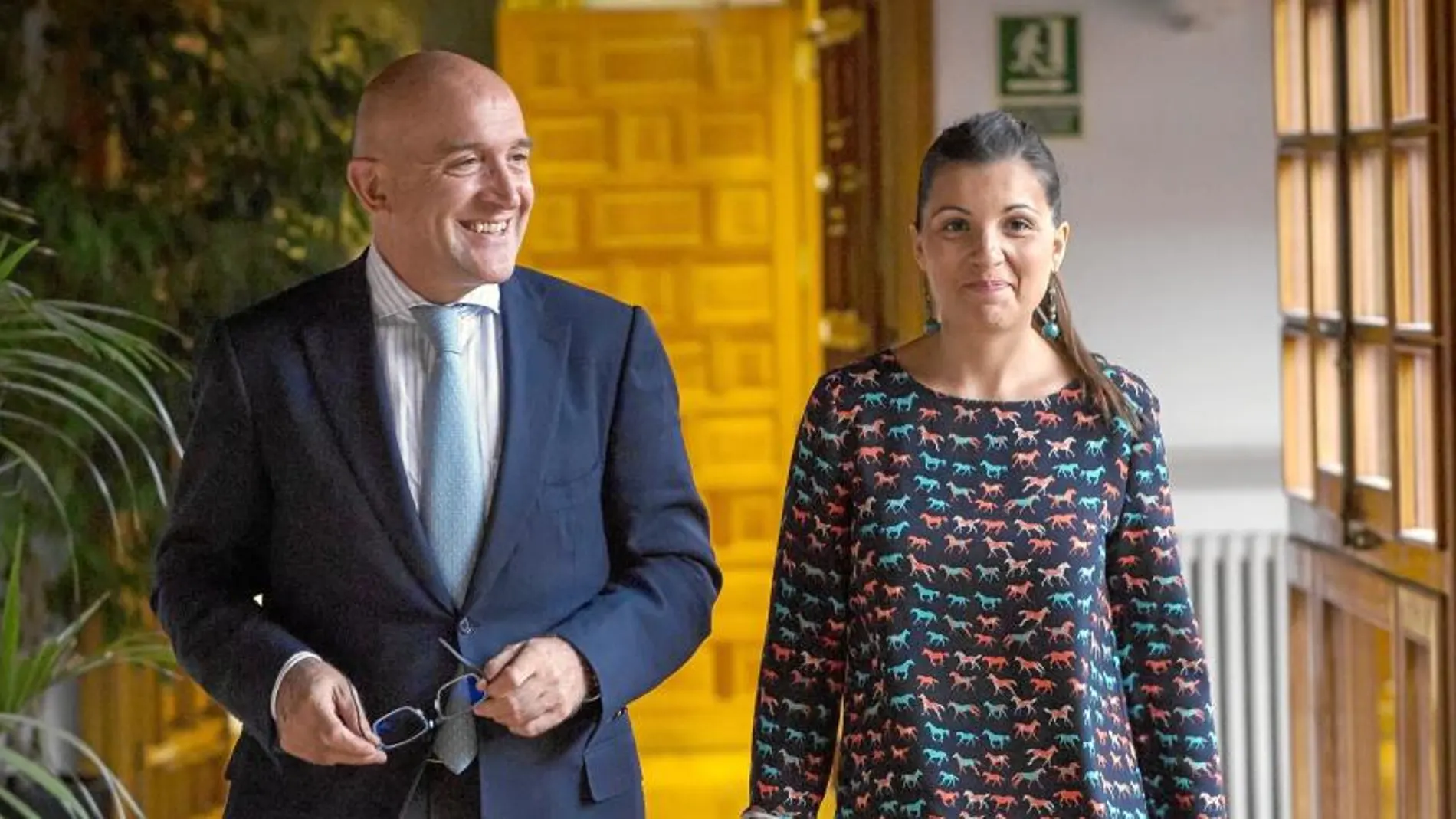 El presidente de la Diputación de Valladolid, Jesús Julio Carnero, y la presidenta de la ATA de Castilla y León, Soraya Mayo, firman un convenio de colaboración