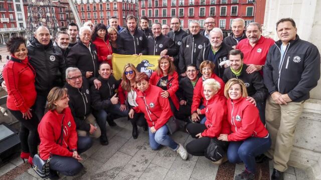 El alcalde, Óscar Puente, y la concejala Ana Redondo con los organizadores de “Pingüinos”