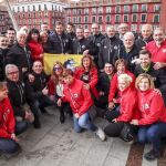 El alcalde, Óscar Puente, y la concejala Ana Redondo con los organizadores de “Pingüinos”